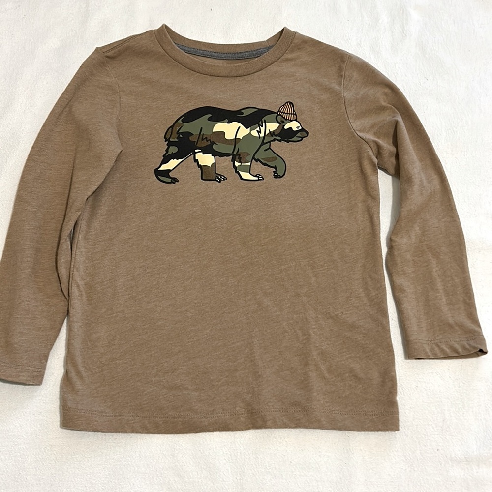 Old Navy Boys S(6-7) Long Sleeve Tshirt with Camo bear logo on front.
